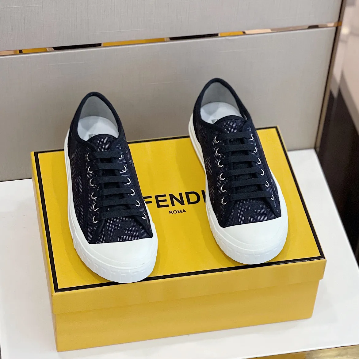 Factory price: 380 new Fendi Fendǐ Domino sneakers with jacquard FF pattern, embossed FF pattern on the toe, canvas upper, T men's men's shoes 💰U customized outsole Size: 38-45, (45 customized)